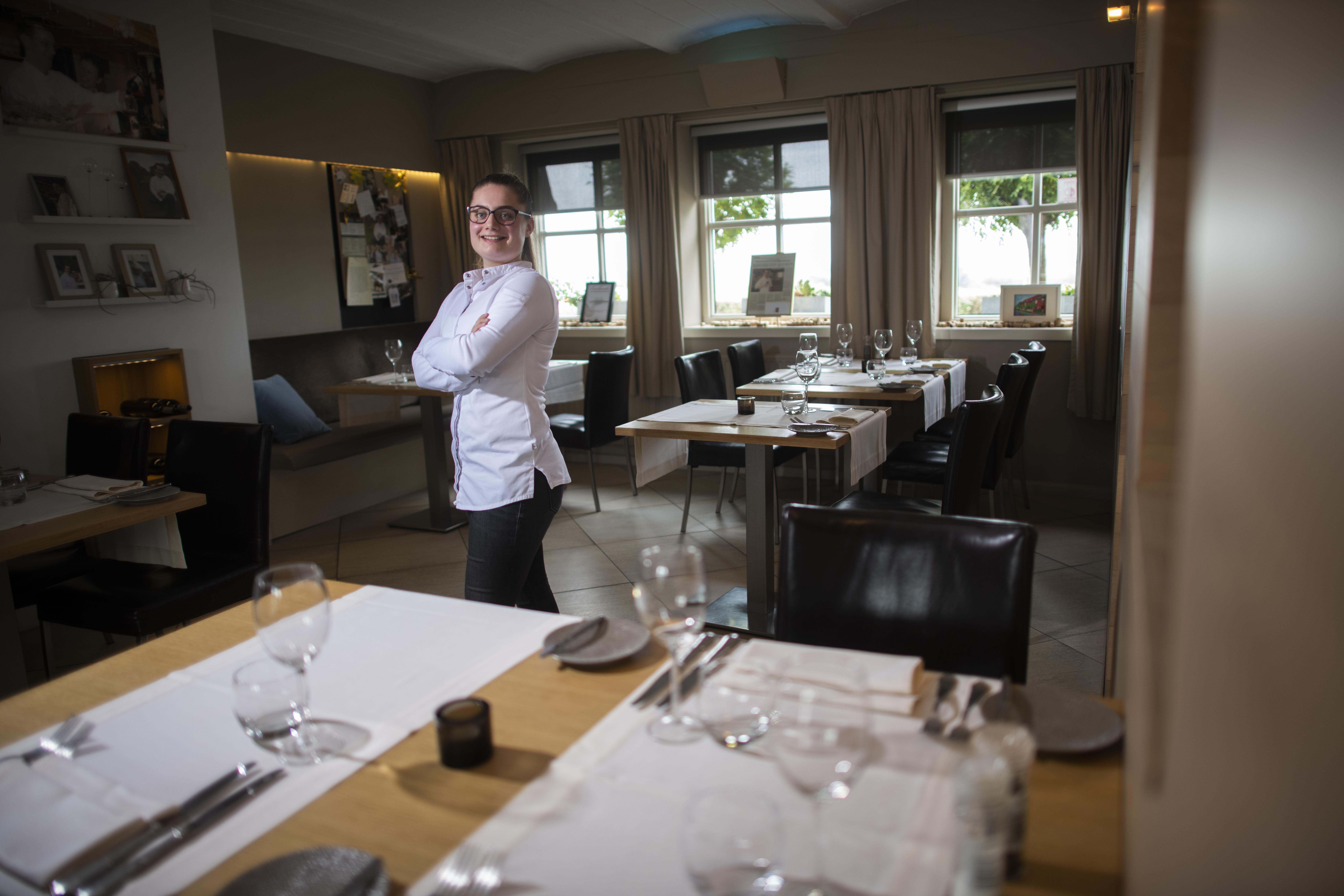 19-jarige chefkok Vera neemt gerenommeerd restaurant in Sint Geertruid over: ‘Echt een culinair tale